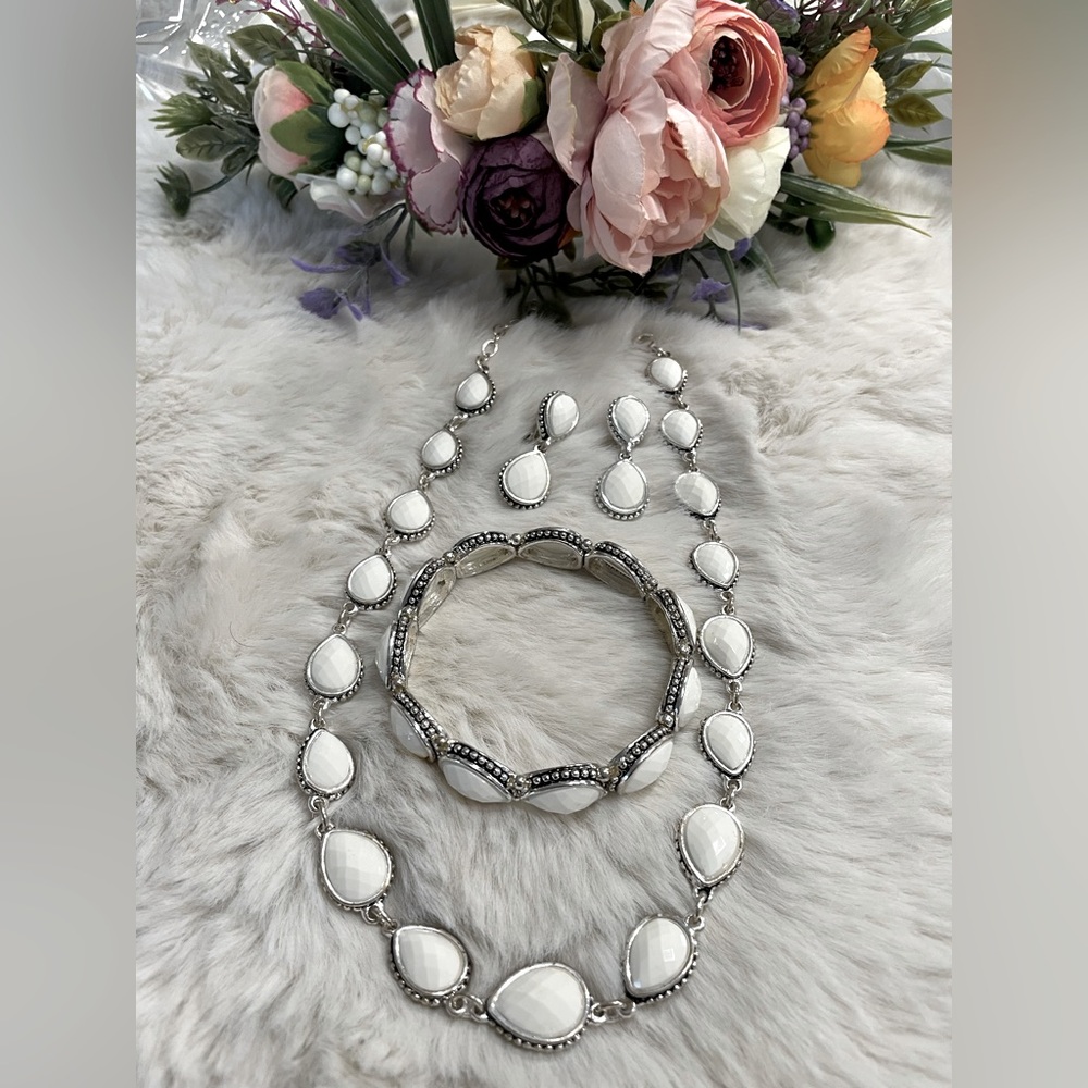 Amazing 3 Piece Napier Set. Necklace, Bracelet and Earrings